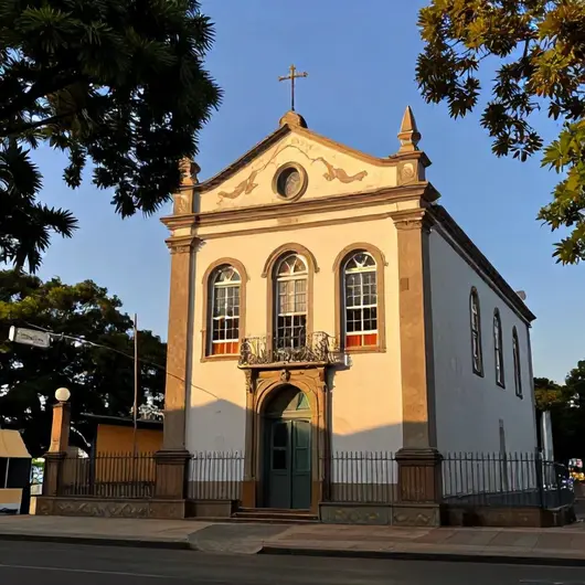 Capela São José: Um Refúgio Espiritual em Meio à Cidade Capela São José: Um Refúgio Espiritual em Meio à Cidade