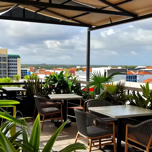 Orama Rooftop: O Local Ideal para Relaxar e se Deliciar Orama Rooftop: O Local Ideal para Relaxar e se Deliciar