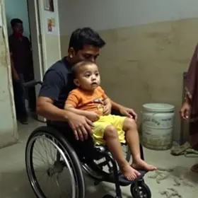 pai agride filho cadeirante