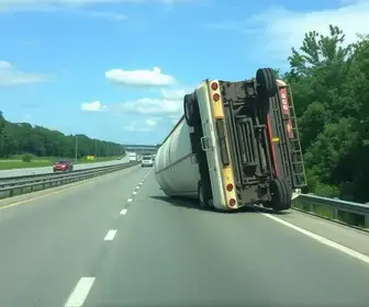 Carreta tomba e bloqueia duas faixas da BR acidente BR-230