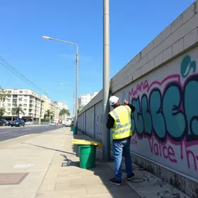 Emlur e Inovacentro participam de operação na área central de João Pessoa e removem pichações limpeza urbana